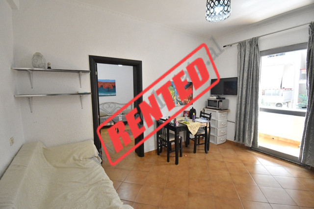Apartament 2+1 me qira ne rrugen e Dibres tek Medreseja ne Tirane.
Pozicionohet ne katin 2 te nje p